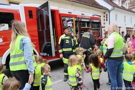 Otroci kamniških šol in vrtcev rajali na Glavnem trgu in se učili o trajnostni mobilnosti (83)